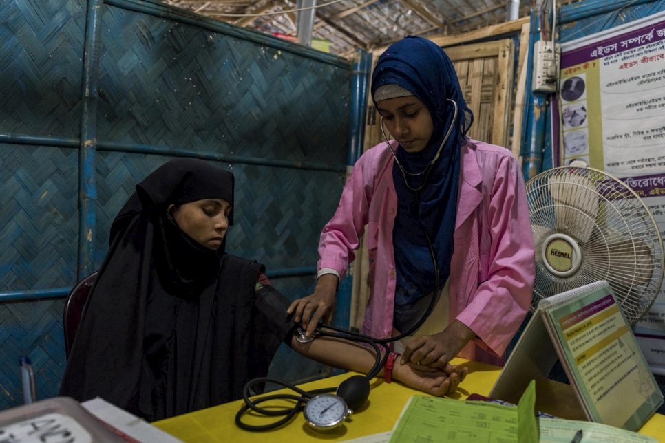 لاجئة حامل تخضع لفحص طبي في مركز الرعاية الصحية الأولية في مخيمات كوتوبالونغ ببنغلاديش.