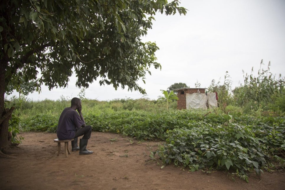 اللاجئ آدم* من جنوب السودان وهو أب لخمسة أولاد، يجلس خارج مأواه في مخيم بديبيدي الأوغندي. تم تشخيص زوجته ماري* بالاضطراب الثنائي القطب في عام 2012 وتسببت في وفاتها.