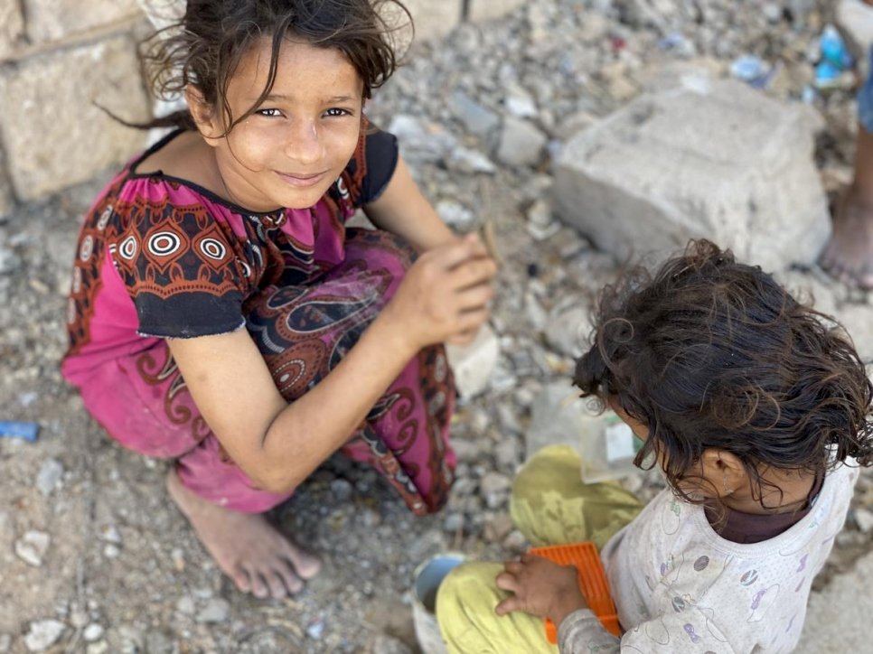 في هذه الصورة التي تعود لشهر فبراير 2020، تلعب ابتهال، 9 سنوات، مع شقيقتها خارج مبنى غير مكتمل تعيش فيه مع أسر نازحة أخرى في المكلا، اليمن.