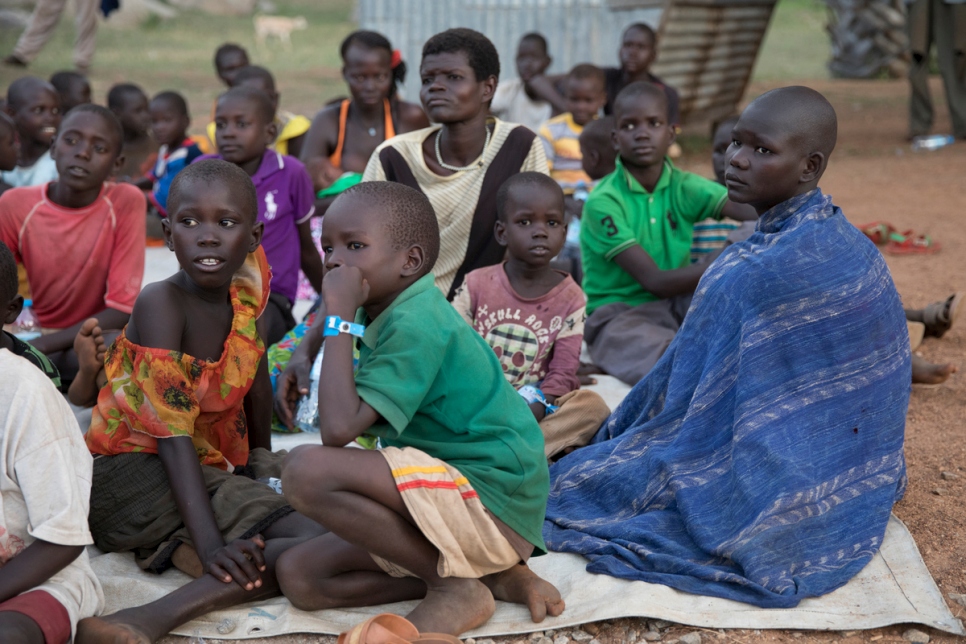 Ces réfugiés sud-soudanais viennent de franchir la frontière vers l'Ouganda pour fuir une attaque contre la ville de Pajok. Beaucoup s'étaient cachés dans la brousse pendant plusieurs jours et ont marché pendant des heures en quête de sécurité. 