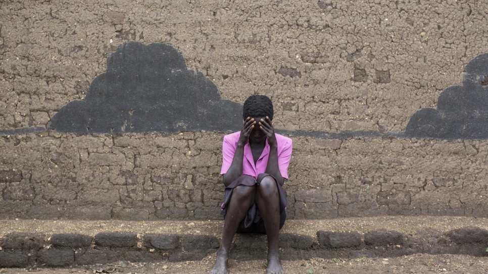 Rose*, une réfugiée sud-soudanaise de 33 ans, assise devant l'abri qu'elle occupe au 	site de réfugiés de Bidibidi, Ouganda. Elle a été prise en charge psychologiquement 	depuis juillet 2019, lorsqu'elle a essayé d'attenter à ses jours.