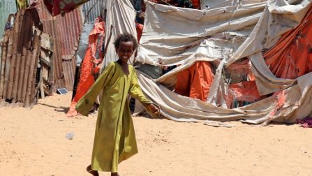 Conflicten en hevige overstromingen in Somalië dwingen duizenden mensen hun huizen te ontvluchten, midden in de strijd tegen COVID-19