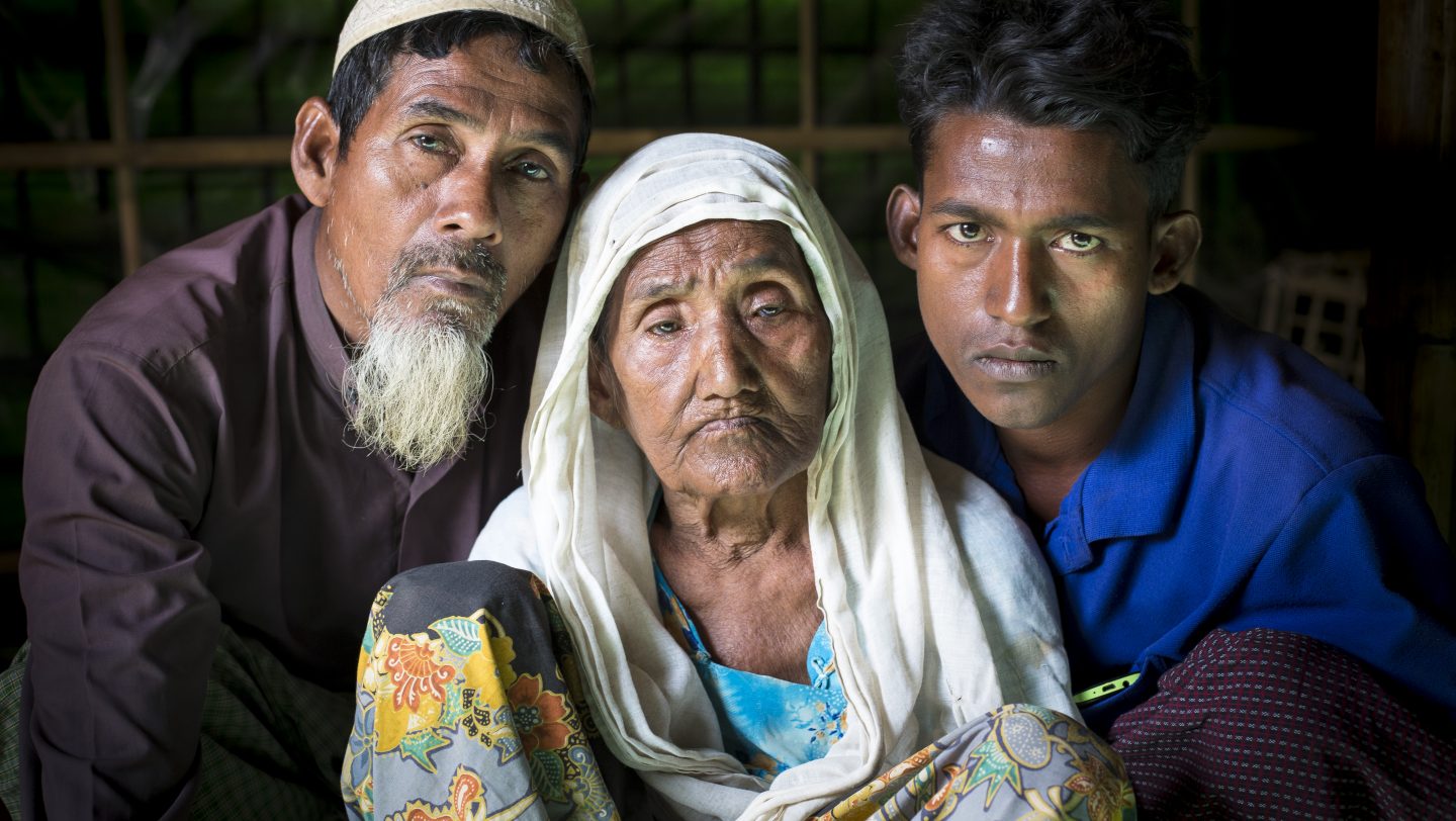 Bangladesh. Oli Ahmed, 53, Gul Zahar, 90, en Mohammad Siddiq, 25, maken deel uit van vier generaties van een Rohingya-familie die als vluchtelingen leeft. © UNHCR/Roger Arnold