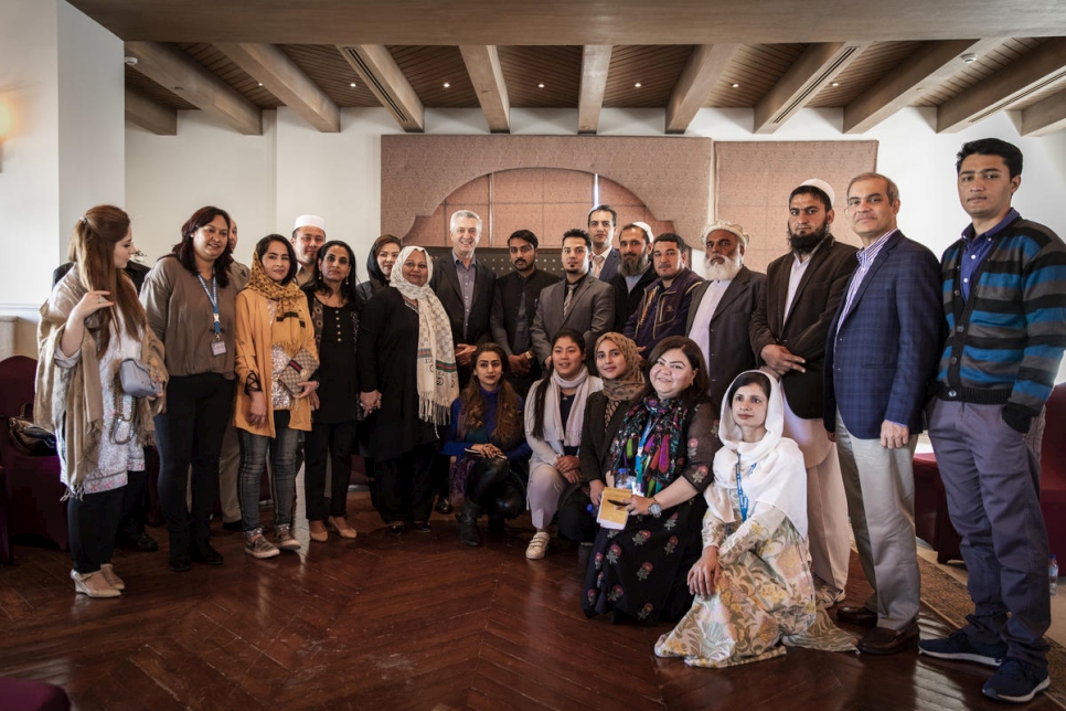الأمين العام للأمم المتحدة أنطونيو غوتيريس يلتقي بمجموعة من اللاجئين، معظمهم من الأفغان، في أحد فنادق إسلام أباد عشية "قمة اللاجئين". 
