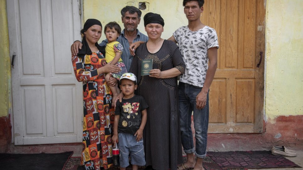 Nazir (à droite) avec sa famille dans la maison qu'ils partagent à la périphérie d'Och, au Kirghizistan.