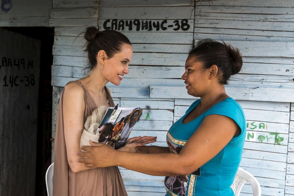 L'Émissaire du HCR Angelina Jolie en discussion avec Yoryanis Ojeda, 35 ans, une ancienne réfugiée Colombienne au Venezuela qui vit aujourd'hui dans une installation informelle à Riohacha, Colombie. 