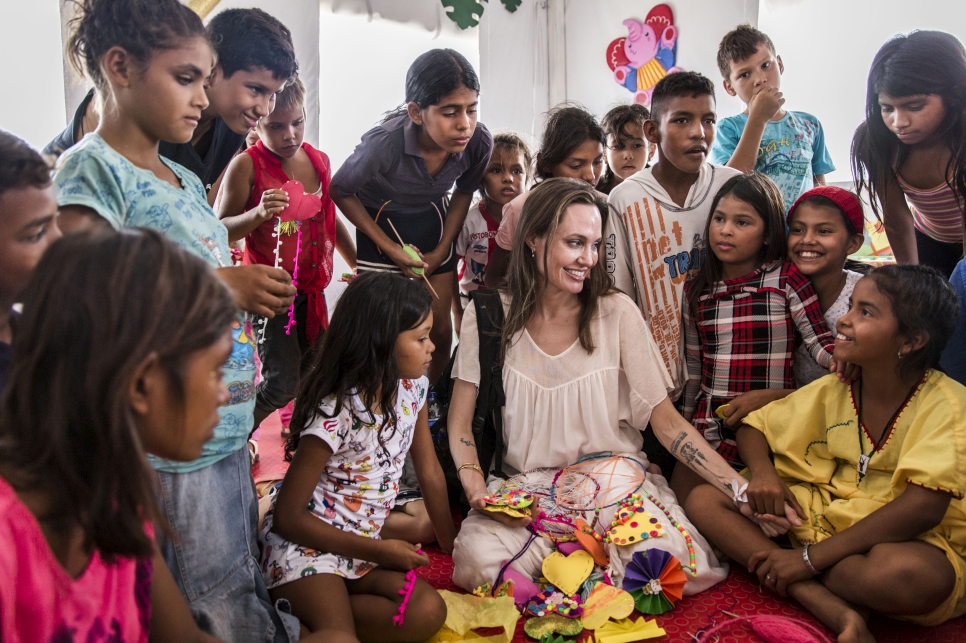 L'Émissaire du HCR Angelina Jolie rencontre des enfants qui ont fui le Venezuela au Integrated Assistance Center de Maicao, Colombie. 