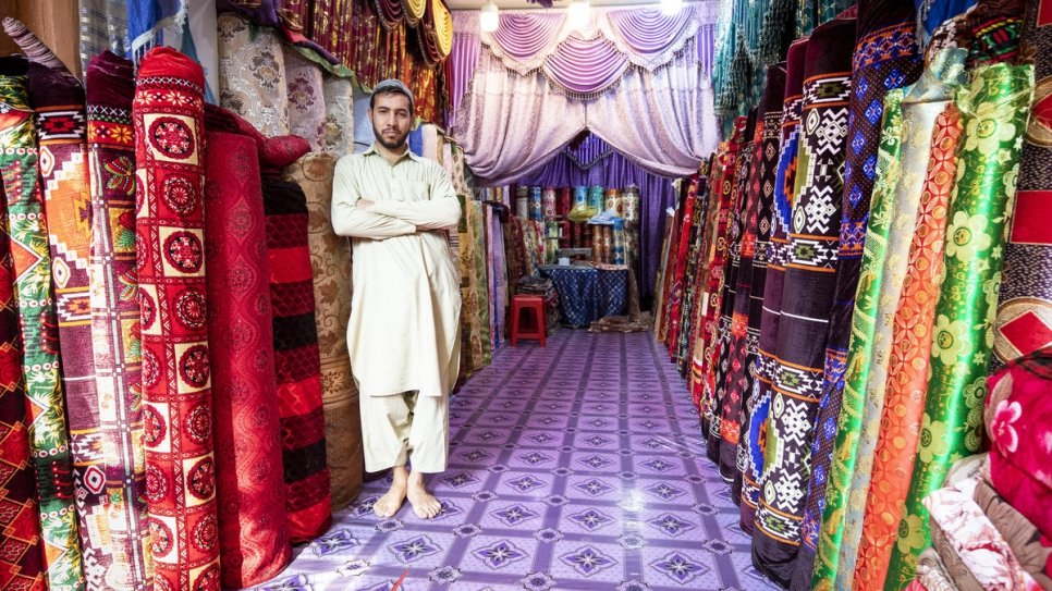 Shifat a travaillé comme apprenti tailleur pendant six ans, avant d'ouvrir sa propre boutique.