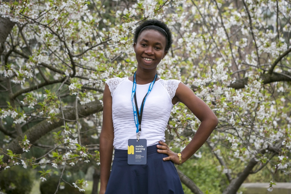 Grace Muvunyi Nshimiyumukiza, une étudiante réfugiée de 21 ans née en Tanzanie mais originaire du Rwanda, pose en face du siège de l'UNESCO à Paris le 21 mars 2017. Elle a été sélectionnée pour participer à la Semaine de l'apprentissage mobile 2017, un évènement co-organisé par le HCR et l'UNESCO, du 20 au 24 mars, à Paris.
Grace vit dans le camp de réfugiés Kakuma au Kenya. Elle fait des études libérales à l'Université Regis. 