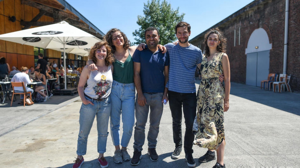 Pour le plus grand plaisir des gourmands lillois, le chef pakistanais réfugié Kaleem Ullah (centre) a concoté des mets traditionnels au Bistrot So, lors du Refugee Food Festival de Lille qui s'est tenu du 26 au 30 juin 2018. Il se tient debout aux côtés de (gauche à droite), Julie Cauchois et Margot Dujardin, Chefs de projet de l'évènement à Lille, Carlos Arbelaez, Coordinateur du Refugee Food Festival au HCR et Fanny Borrot qui travaille également pour le festival.