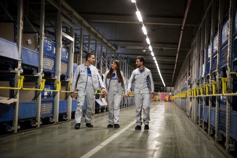مستورة إخلاص (وسط)، محمد الجاسر (يسار) ومصطفى حسين (يمين) في مصنع فولكس فاغن في بوناتال، ألمانيا.