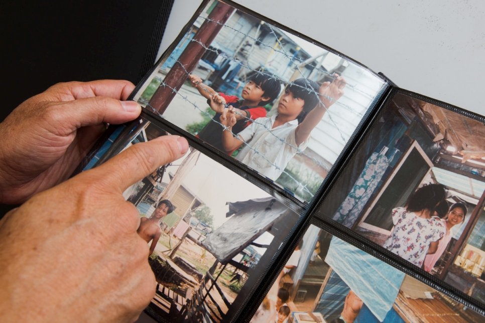ثان دانغ يعرض صورة عن الأعوام الثلاثة التي قضاها في مخيم غالانغ للاجئين في إندونيسيا. 