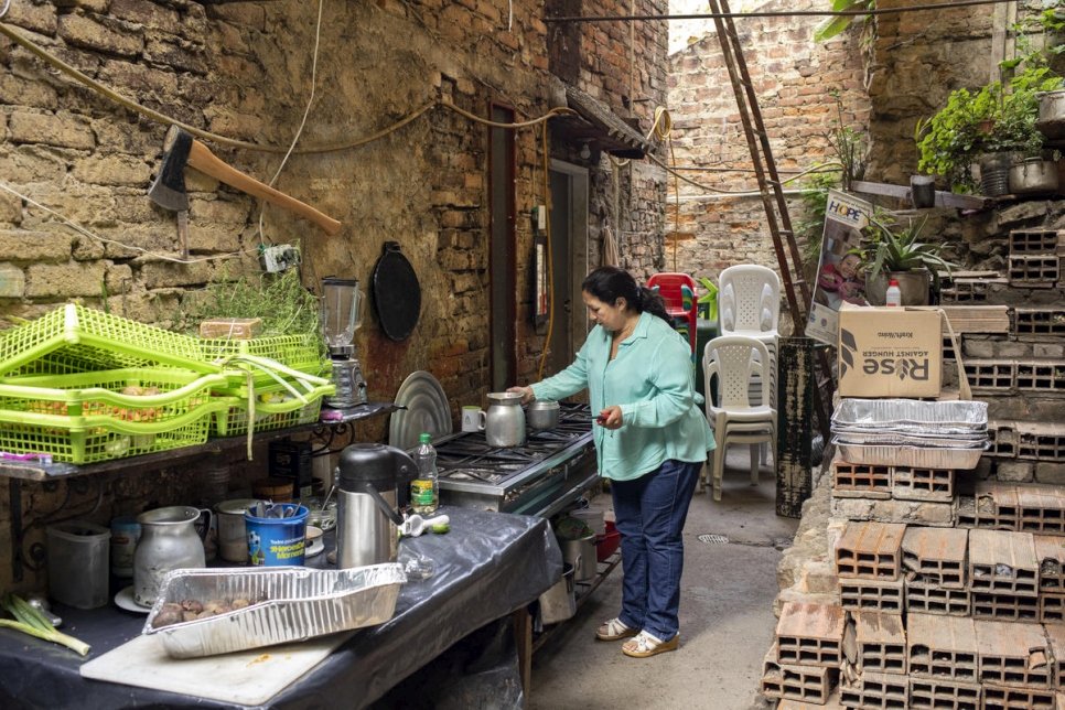 مارتا دوكي وهي تعد وجبة الإفطار في فناء منزلها في بامبلونا، كولومبيا. 