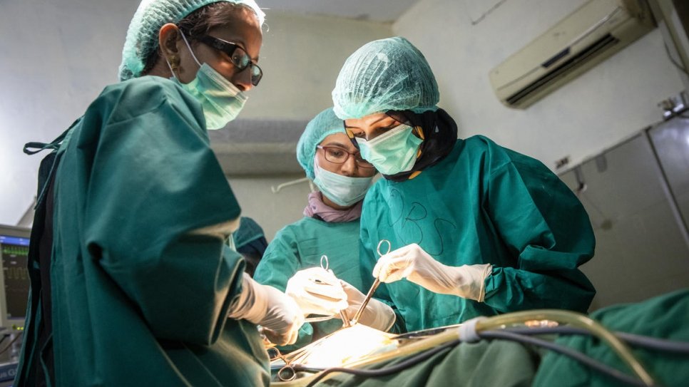 Avec ses collègues, Saleema réalise une opération pour enlever un kyste ovarien 