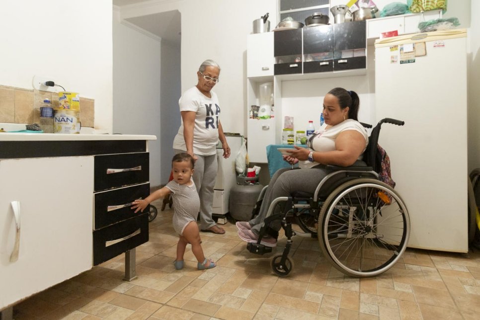 غابرييلا بينيا في منزلها المتواضع المكون من غرفتي نوم في ساو باولو والذي استأجرته هي وعائلتها بعد نقلهم من رورايما.
