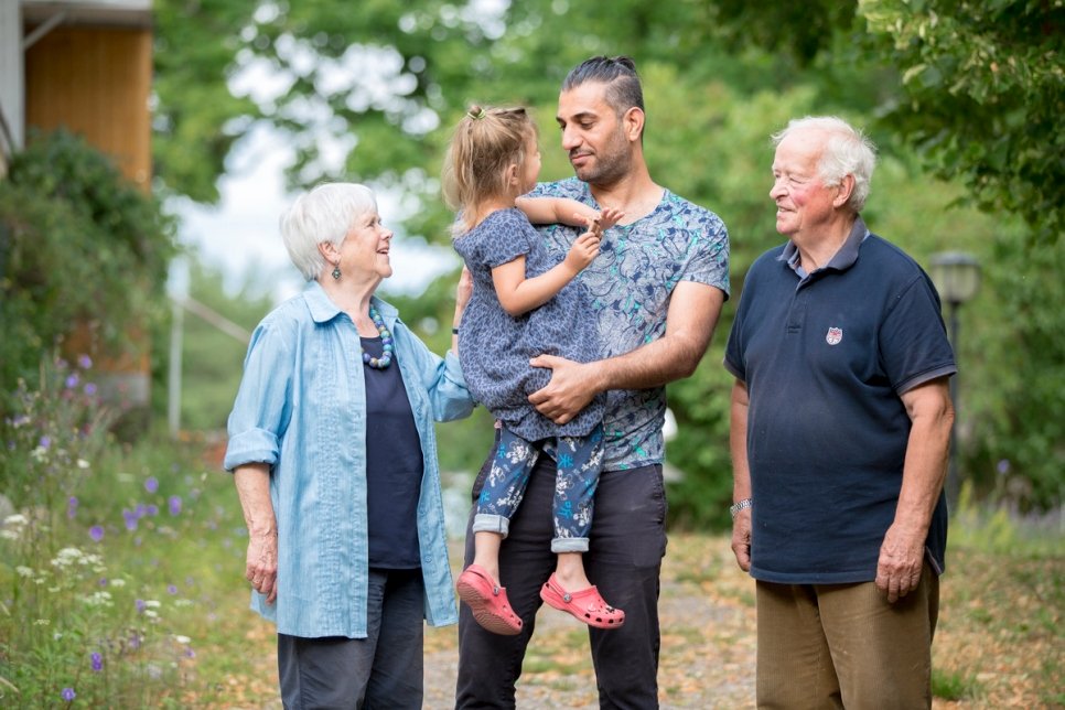 Mona et Kaj, tous deux retraités finlandais, ont assumé le rôle de grands-parents pour la petite Diana âgée de 3 ans, une réfugiée iraquienne arrivée sur l'île finlandaise de Nagu en 2015. Diana et son père, Azaldeen, ont fui l'Iraq après l'enlèvement de la maman. 