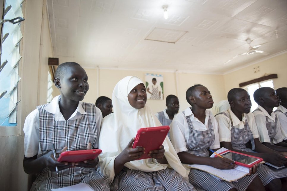 Des réfugiées utilisent des tablettes dans une salle de classe de l'école Angelina Jolie, au camp de réfugiés de Kakuma au Kenya. L'école est connectée à Internet depuis 2016 avec l'aide de la fondation Vodafone. 