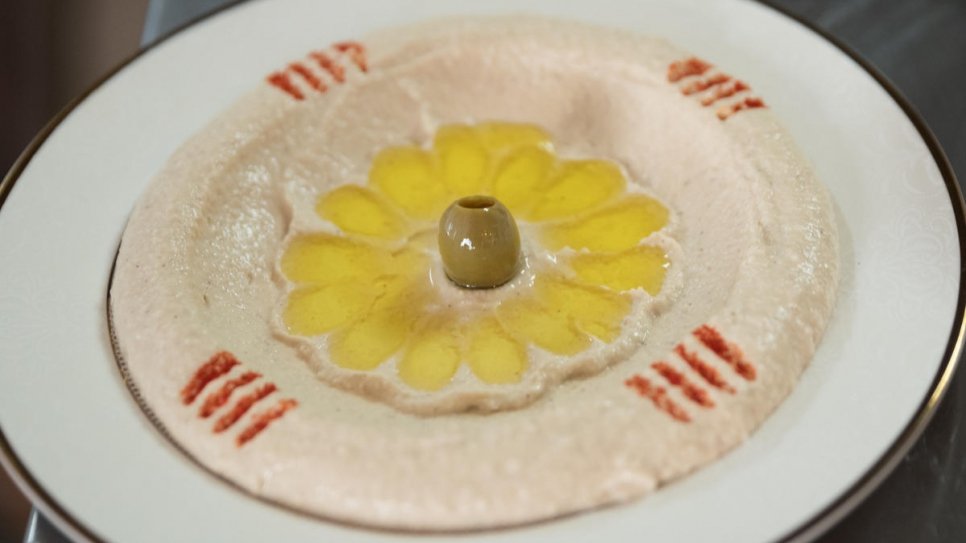 Le houmous fait partie des plats préparés et servis par le personnel yéménite du restaurant Wardah. 