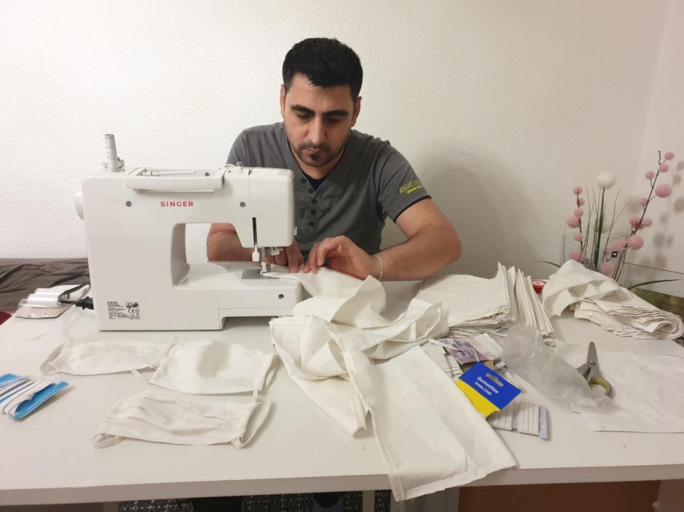 Rachid Ibrahim, un tailleur syrien qui vit maintenant à Seddiner See près de Potsdam en Allemagne, coud des masques pour soutenir sa communauté locale dans la lutte contre le coronavirus. 