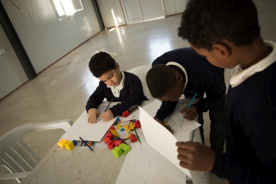 يتم تشجيع الأطفال على التعبير عن تجاربهم من خلال الرسم. 
