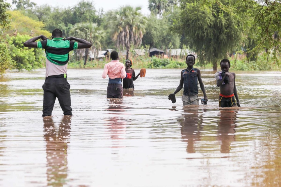 Traversée à pied d'une zone de crue à Bunj Town, Maban, Soudan du Sud. Photo d'archives, octobre 2019. 