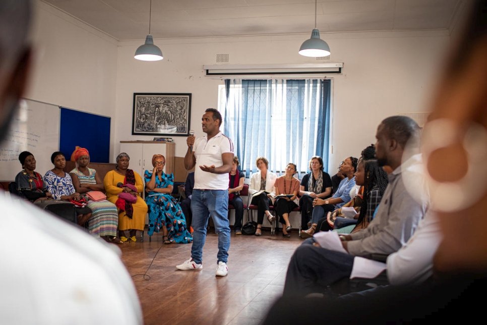 Wasenu, un réfugié éthiopien, s'adresse à Filippo Grandi lors d'une réunion à Hillbrow, Johannesburg, en Afrique du Sud.