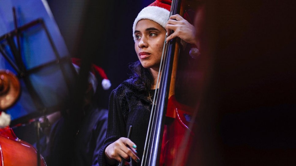 Vanessa Rivas, vénézuélienne et membre de l'Orchestre philharmonique du Panama, durant le concert de Noël gratuit organisé en l'honneur des réfugiés et des demandeurs d'asile. 