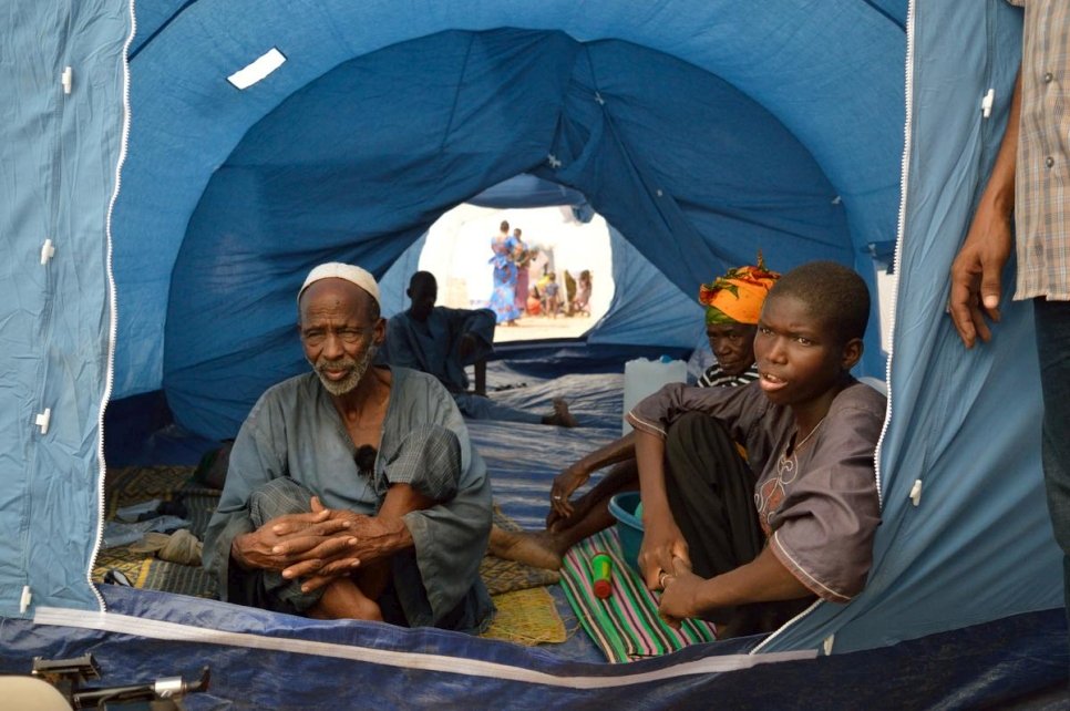 Réfugié âgé et sa famille, peu après leur arrivée au camp de Mentao, dans la région du Sahel, en mai 2018