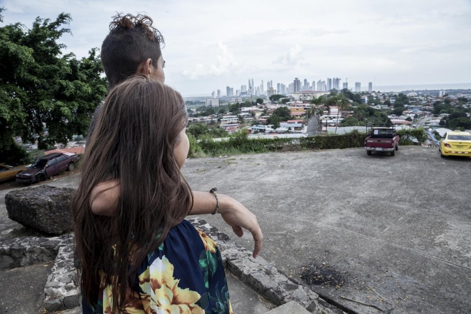Ana* et son frère observent la ville de Panama que l'on aperçoit à l'horizon. Ils ont fui les gangs criminels qui sévissent au Salvador. 