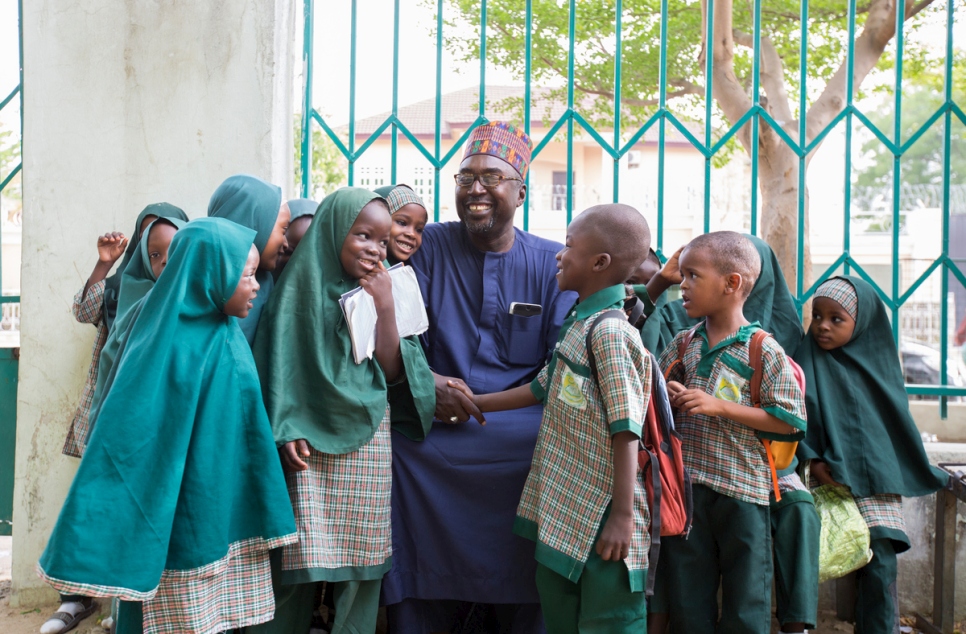مصطفى مع تلاميذه في مدرسة براعة المستقبل الإسلامية.