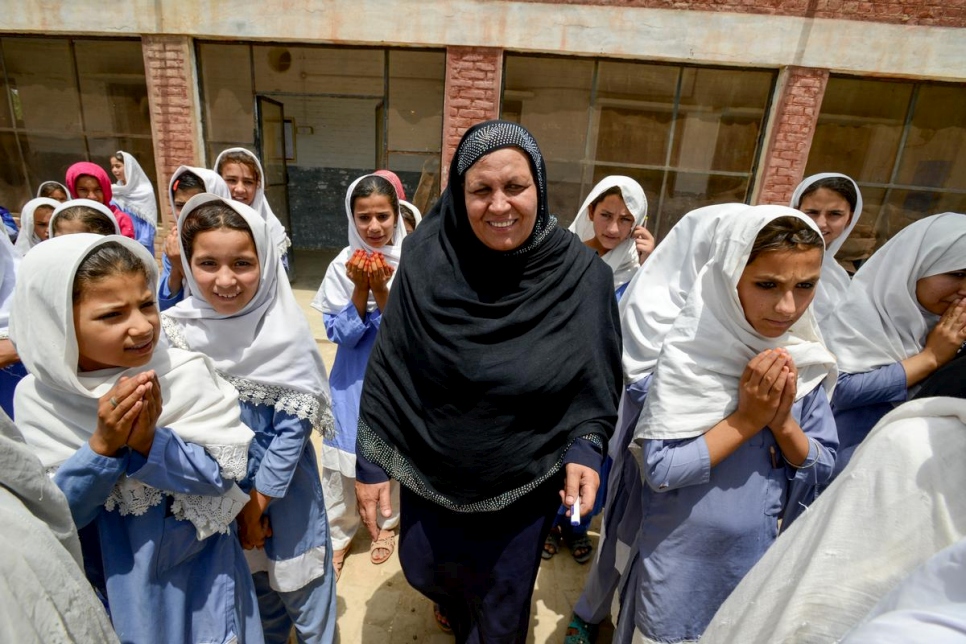 فازت عقيلة آصفي بجائزة نانسن للاجئ لعام 2015 لجهودها في تعزيز التعليم للاجئين الأطفال في باكستان. 