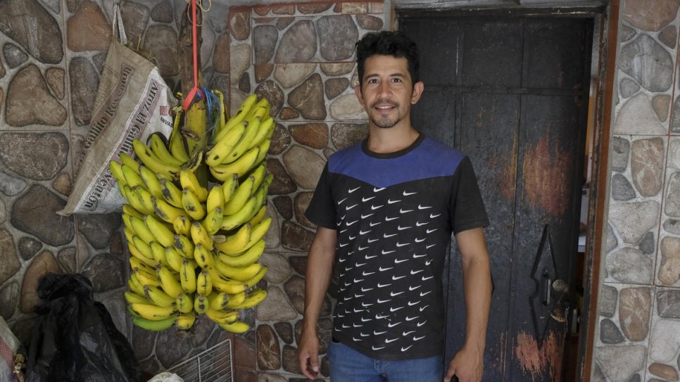 Jonathan is a carpenter from Venezuela who now lives in El Juncal. Carmen referred him to the town church to build 30 benches. 