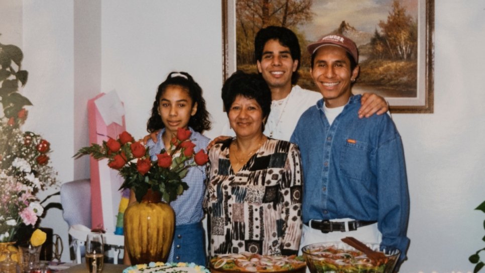 Gladys avec ses trois enfants, Nadya, Peter et Alexes.
