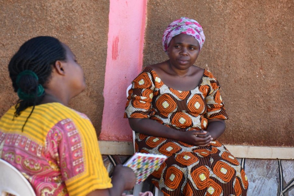 Des mères réfugiées à Kampala, en Ouganda, dont les moyens d'existence ont été mis à mal par le confinement lié au coronavirus. 