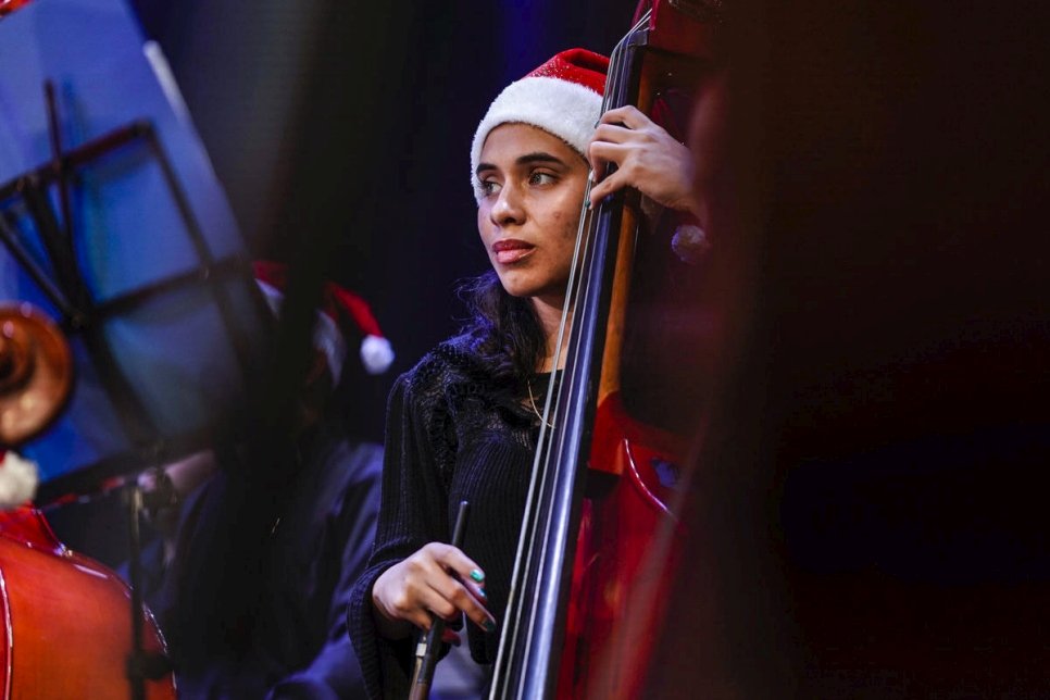 فانيسا ريفاس، وهي فنزويلية المولد وعضو في أوركسترا بنما، تؤدي خلال الحفل الموسيقي المجاني بمناسبة عيد الميلاد تكريماً للاجئين وطالبي اللجوء.
