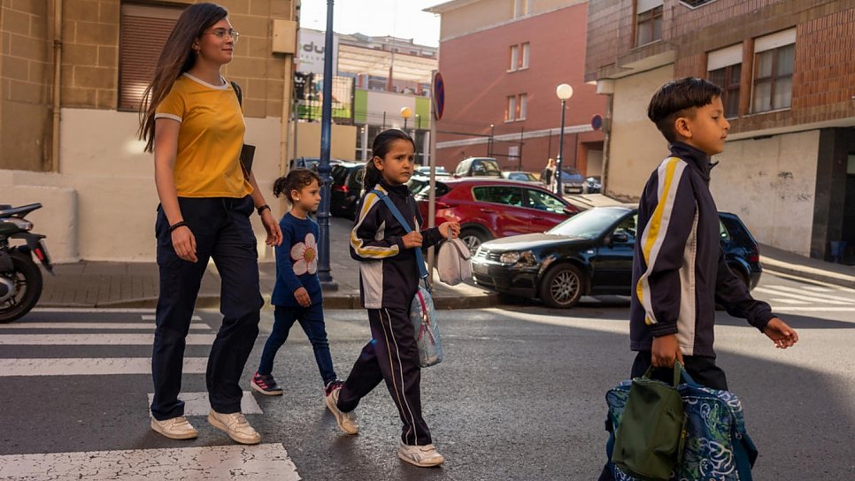 La bénévole Nagore va chercher les enfants réfugiés (en partant de la gauche, Meshael, 5 ans, Sidra, 6 ans, et Adnaan, 9 ans) à leur école près de Bilbao. 