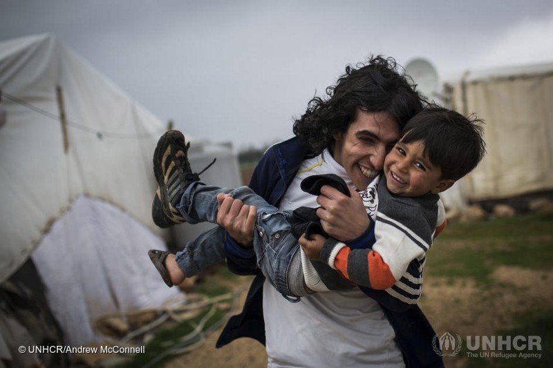 Hani et son frère Ashraf en train de jouer devant leur abri dans la plaine de la Bekaa au Liban, en mars 2014.