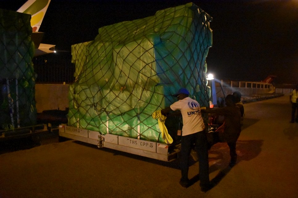 Une cargaison de matériel d'urgence en provenance de Dubaï arrive au Tchad. Elle comprend des couvertures, des jerricans, des moustiquaires, des kits d'ustensiles de cuisine, des lampes à énergie solaire et d'autres articles de secours pour des milliers de réfugiés qui ont fui la violence dans la région du Darfour, au Soudan. 