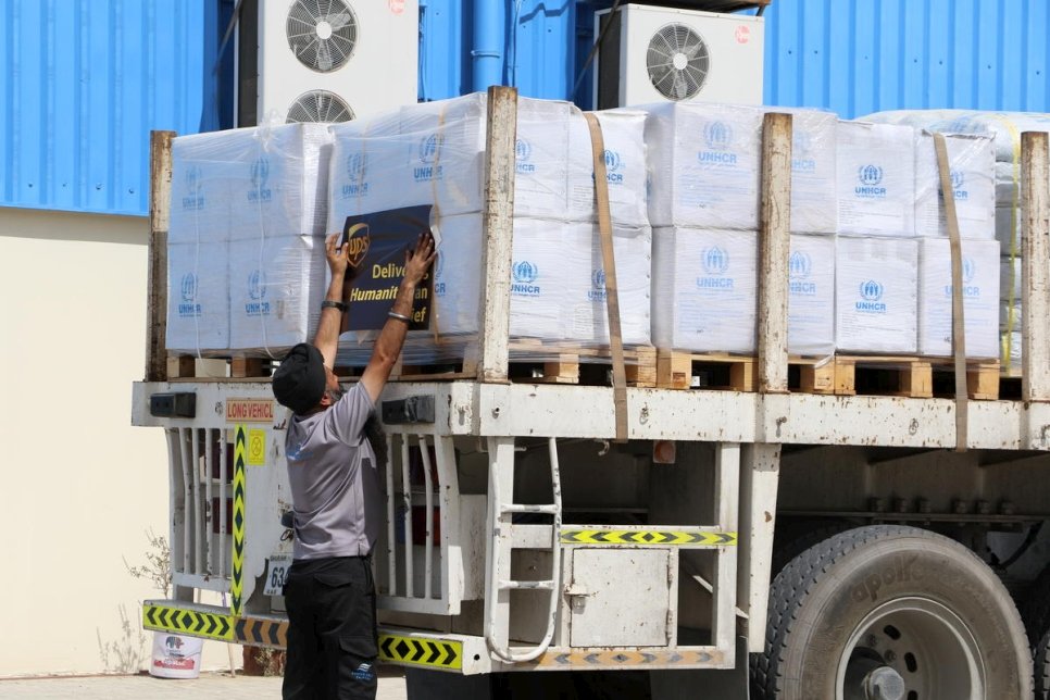 Une cargaison de matériel d'urgence en provenance de Dubaï arrive au Tchad. Elle comprend des couvertures, des jerricans, des moustiquaires, des kits d'ustensiles de cuisine, des lampes à énergie solaire et d'autres articles de secours pour des milliers de réfugiés qui ont fui la violence dans la région du Darfour, au Soudan. 