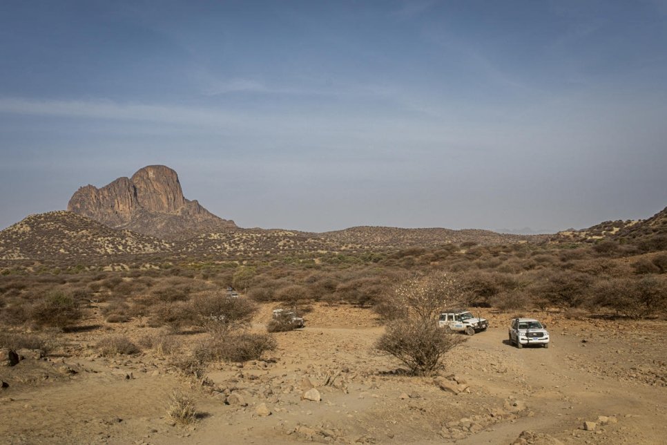 قافلة من مركبات المفوضية تمر عبر سلسلة جبال جبل مرة في طريقها إلى كبكابية شمال دارفور. شهدت المنطقة الجبلية أعمال عنف شديدة ونزوحاً في منتصف العقد الأول من القرن الحادي والعشرين. 