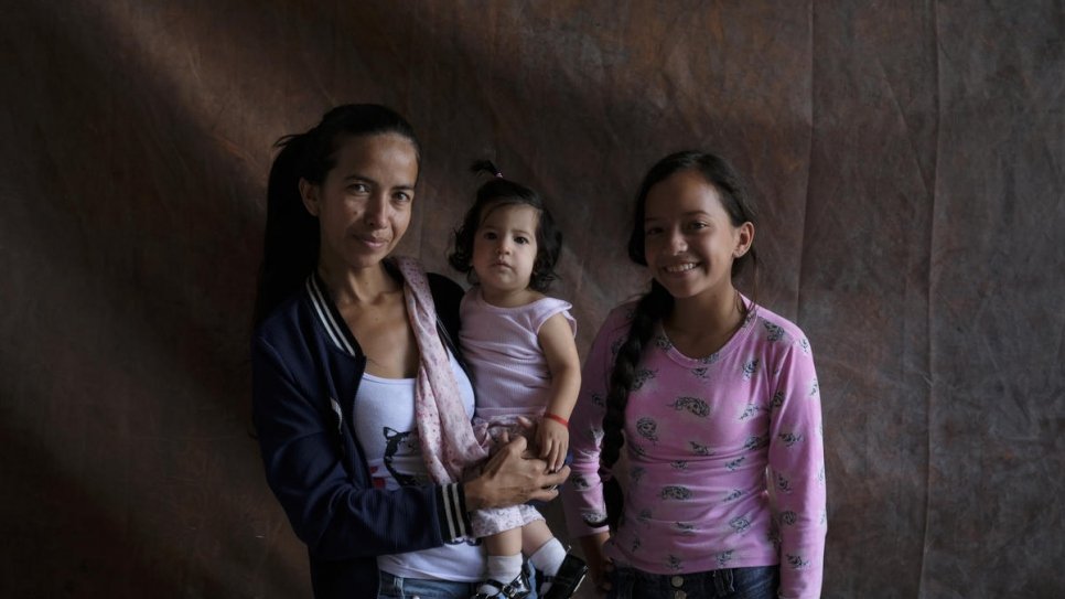Glenda Moreno, 33 ans, Joselyn González, 7 mois, et Glennys Gelvez, 14 ans, originaires du Venezuela, pendant leur séjour dans l'auberge de Carmen à El Juncal, Équateur. 