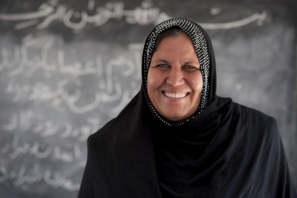 Aqeela Asifi a remporté la distinction Nansen 2015 pour les réfugiés en récompense de son travail pour l'éducation des enfants réfugiés au Pakistan.  