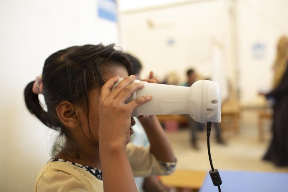 فتاة من الروهينغا تجري فحصاً لقزحية العين كجزء من عملية التسجيل في مخيم كوتوبالونغ للاجئين، بنغلاديش. 