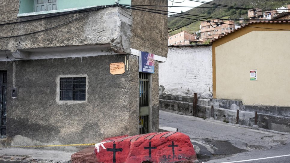Une pierre peinte de rouge et de croix noires à la mémoire d'une Vénézuélienne de 18 ans qui est morte percutée par un camion devant un abri de la ville colombienne de Pamplona. 