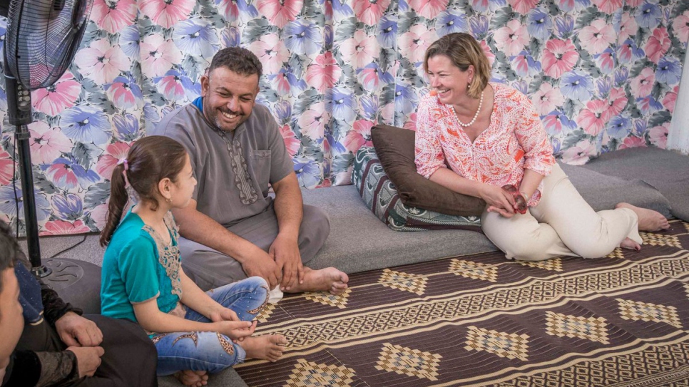 UNHCR's Kelly T. Clements chats with a Syrian father and his daughter.