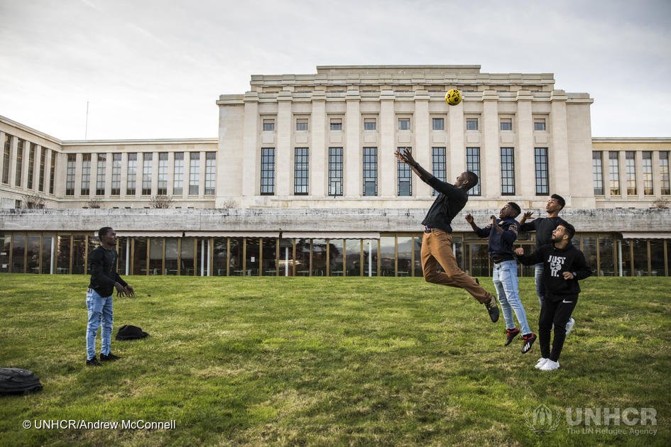 Des réfugiés et des demandeurs d'asile qui assistent aux événements organisés dans le cadre du Forum mondial sur les réfugiés jouent au football sur la pelouse du Palais des Nations.