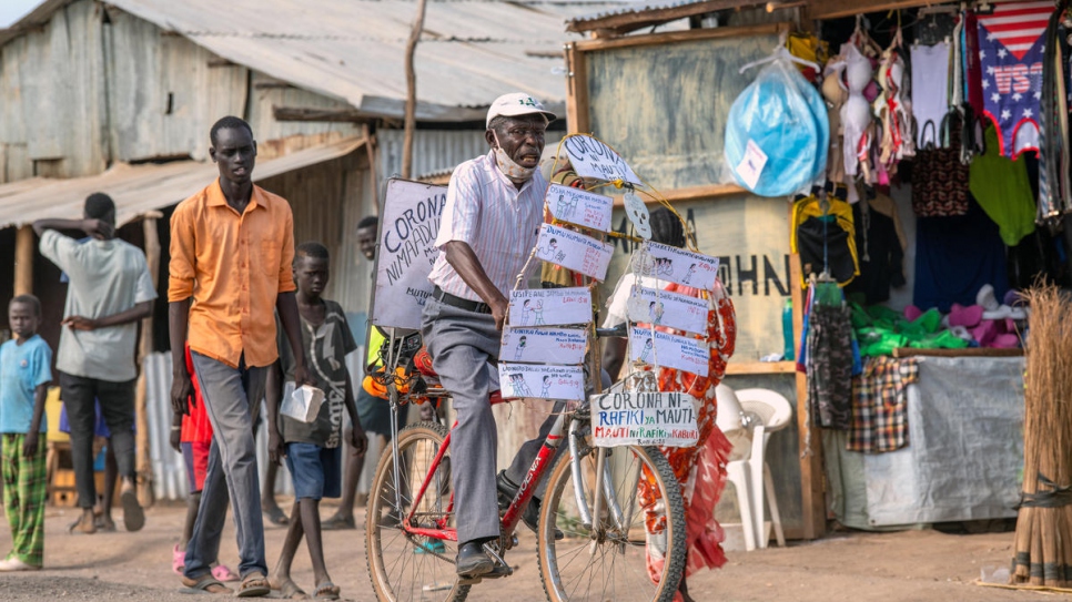 Alors que les églises sont fermées dans le camp de réfugiés de Kakuma au Kenya, Djuba Alois, un pasteur de 75 ans, utilise son vélo pour son prêche et aussi la sensibilisation sur la prévention et la lutte contre le Covid-19. 