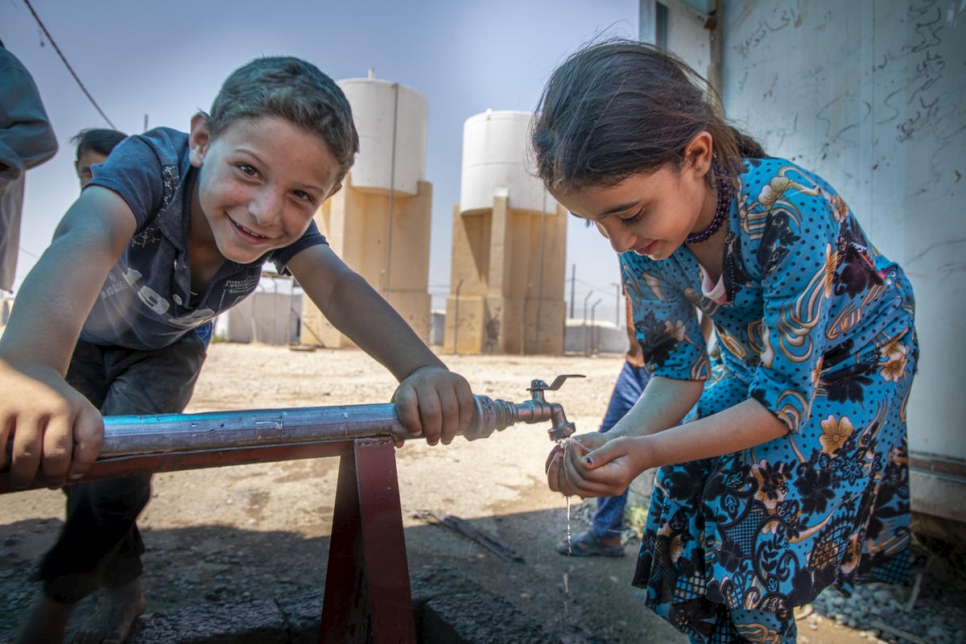 Des enfants se lavent les mains au camp de Bardarash, en Irak. Mars 2020. 