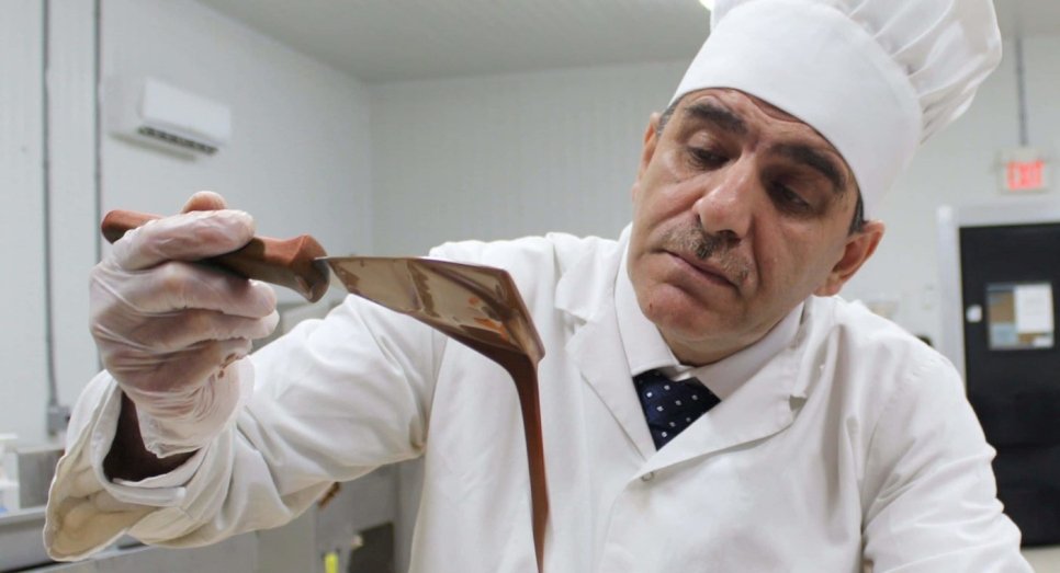 Isameddin Hadhad, le père de Tareq, confectionnant des chocolats dans sa cuisine. 