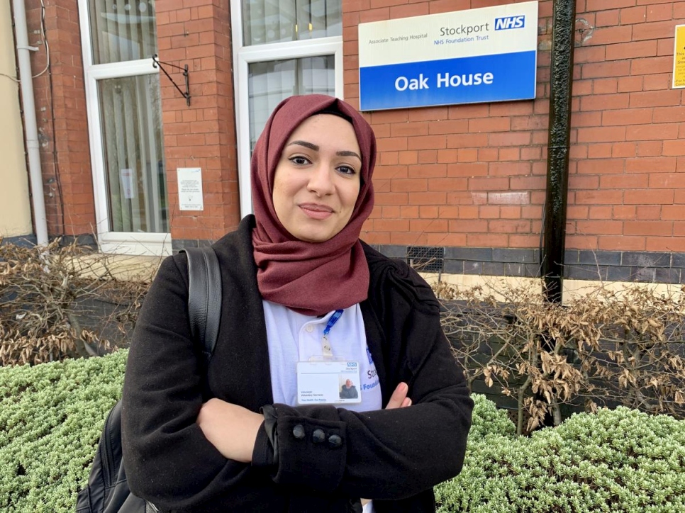 Réfugiée réinstallée depuis l'Irak et chercheuse scientifique, Hadir est bénévole dans le service d'oncologie à l'hôpital Stepping Hill de Stockport au Royaume-Uni. Photo d'archives, janvier 2020.